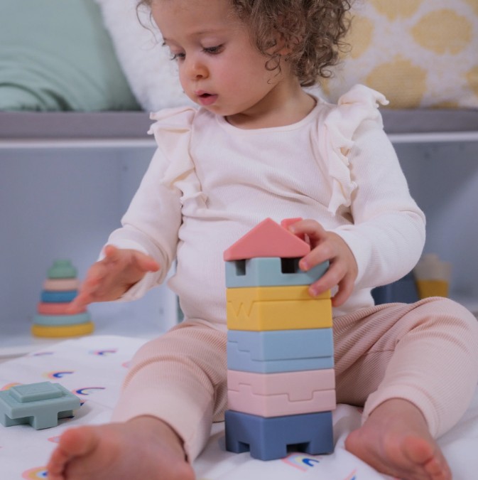 Kind baut einen Turm aus Würfeln